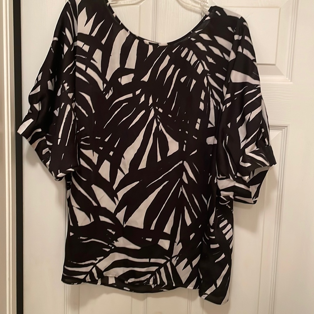 Beautiful black and white Michael Kors top. Classic.